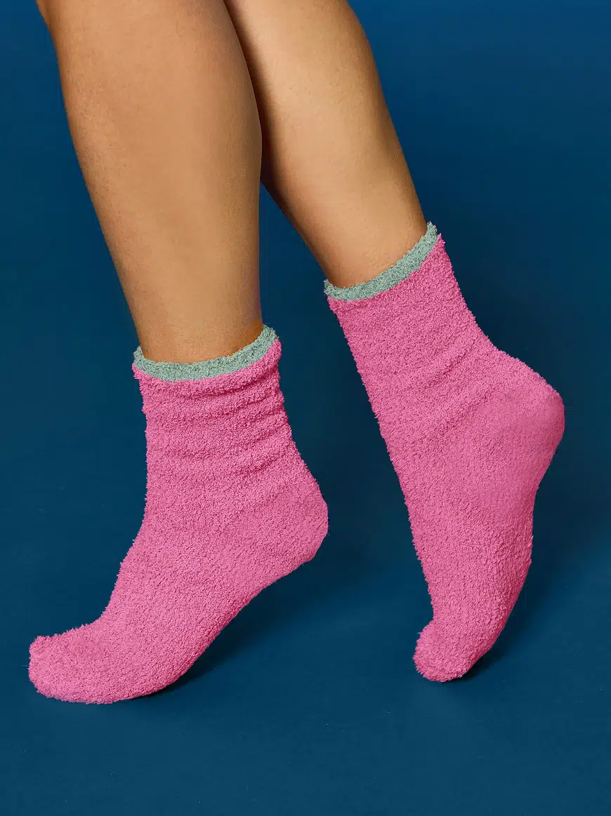 Gambe di una ragazza con calzini rosa