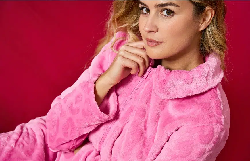 Ragazza con sguardo verso la fotocamera vestita con pile rosa acceso