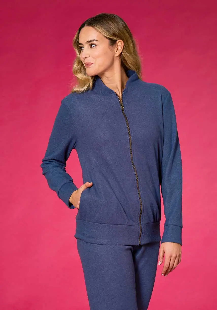 Ragazza con tuta blu sorridente che guarda verso sinistra